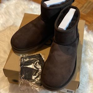 Brown ugg mini with free mask